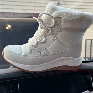 Cozy White Faux Fur Winter Ankle Boots for Women Never worn they are beautiful